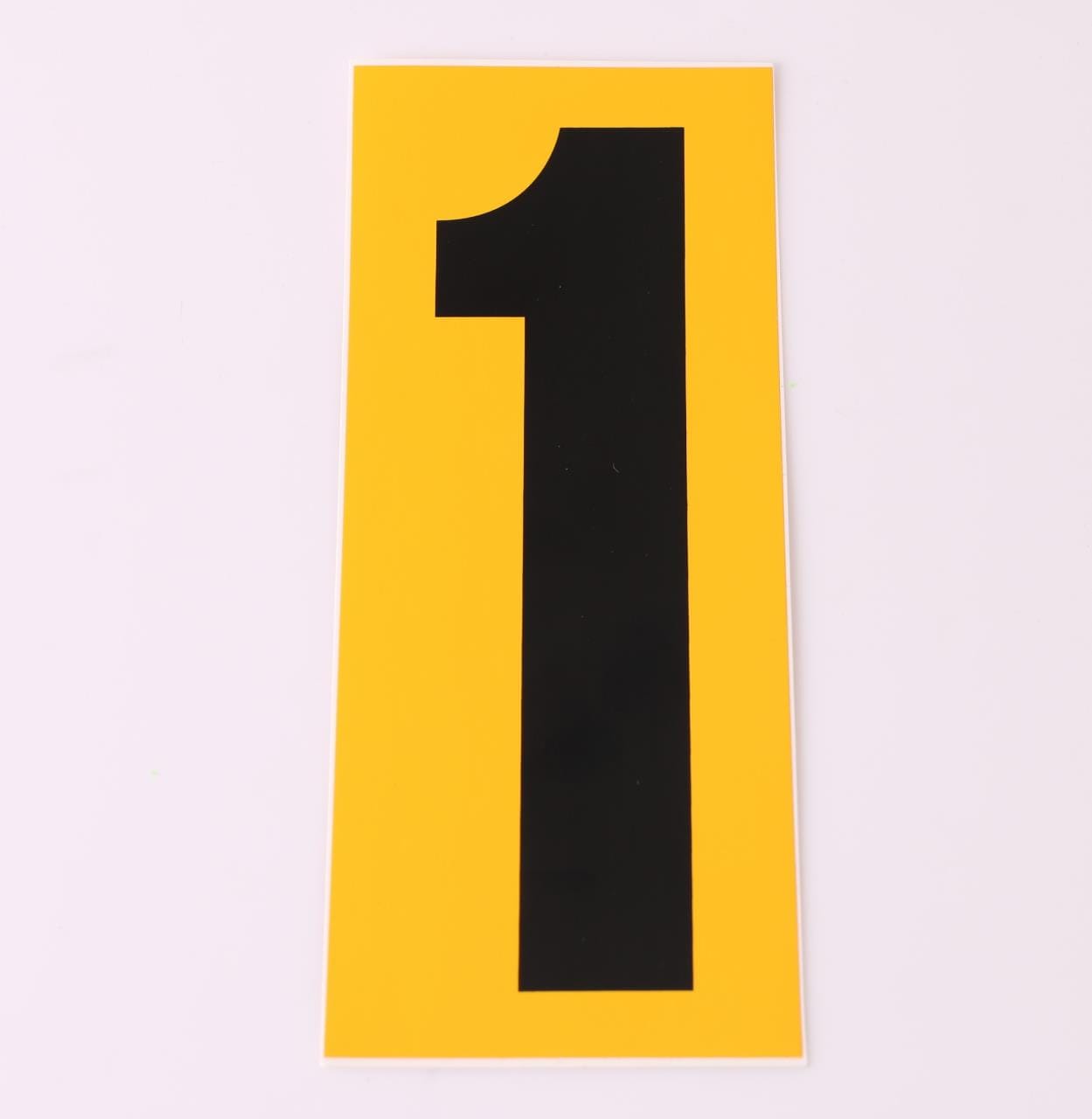 Nummer klistermærke sort med gul baggrund